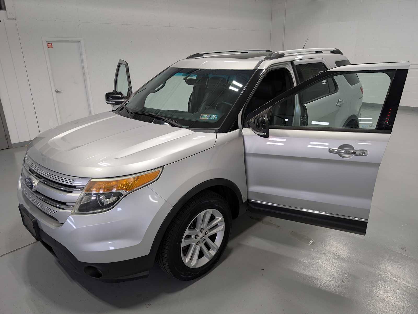 Used 2015 Ford Explorer XLT w/ Equipment Group 202B AWD/4WD image 14