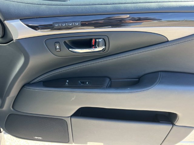 Used 2014 Lexus LS 460 w/ Comfort Package RWD image 26