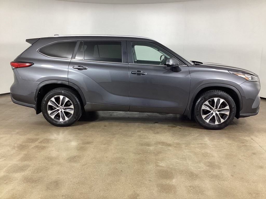 Used 2023 Toyota Highlander XLE AWD/4WD image 4