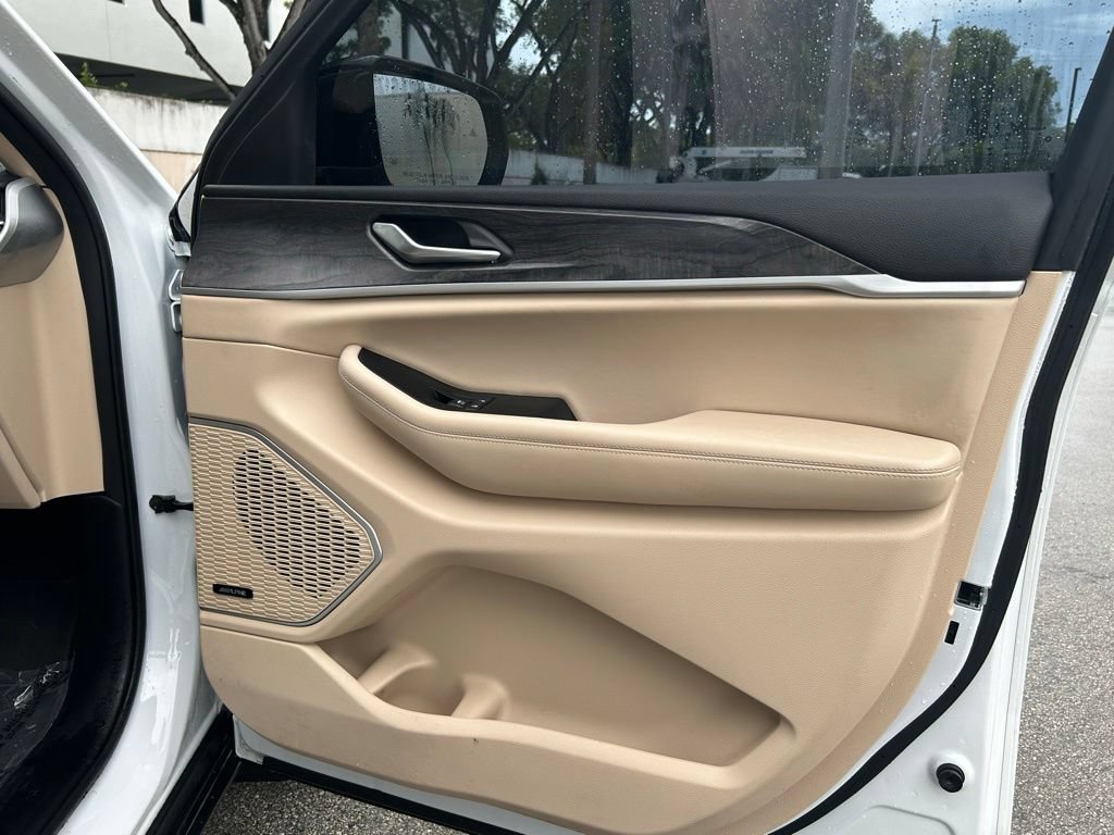 Certified 2022 Jeep Grand Cherokee L Limited RWD image 32