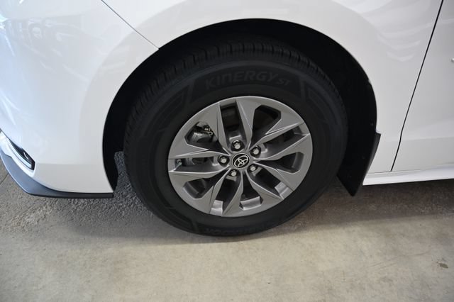 Used 2023 Toyota Sienna LE AWD/4WD image 32