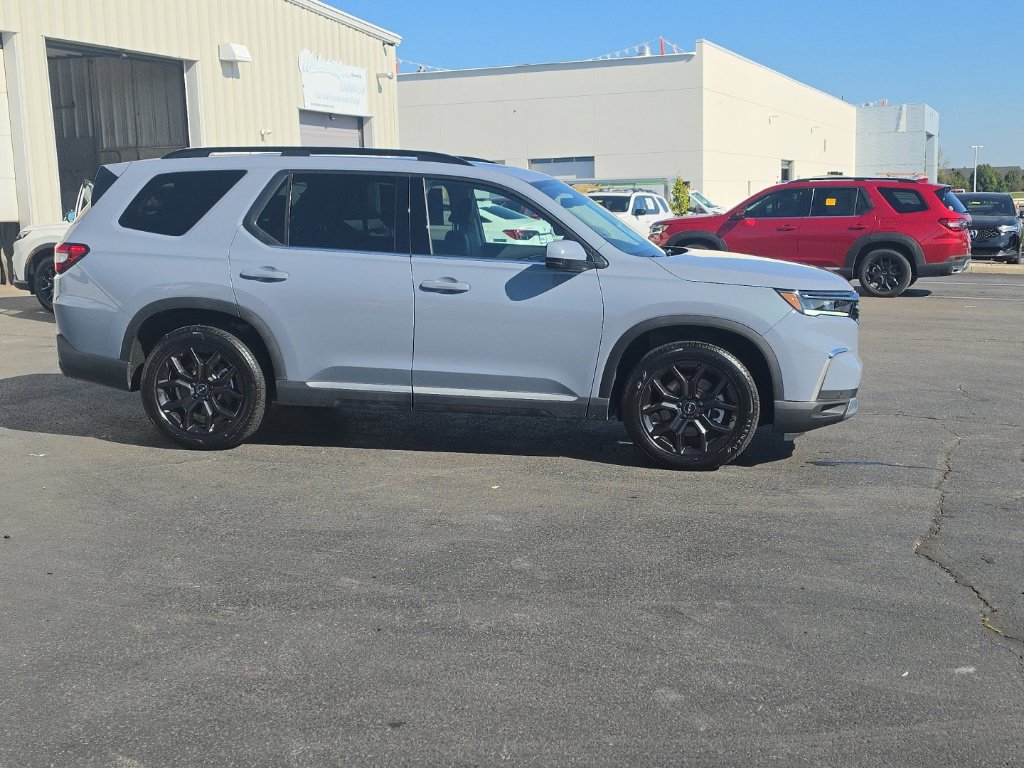 Used 2025 Honda Pilot Touring image 11