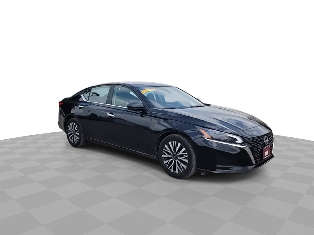 Used 2025 Nissan Altima 2.5 SV FWD image 2