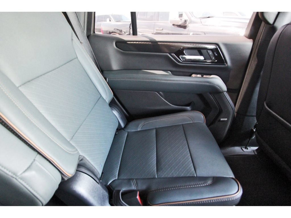 Used 2025 GMC Yukon AT4 w/ AT4 Premium Package AWD/4WD image 11