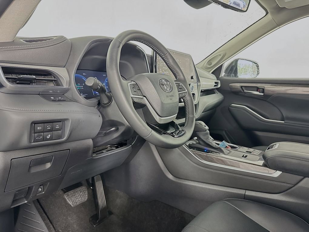 Used 2025 Toyota Highlander Platinum image 14