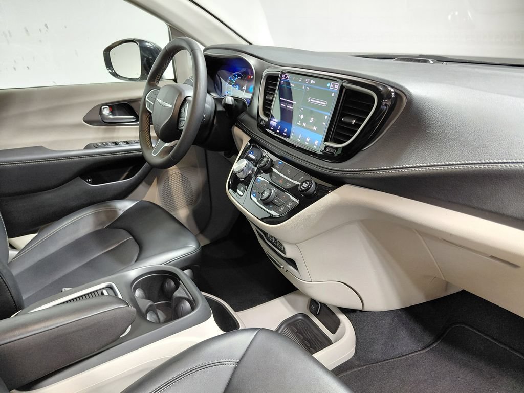 Certified 2024 Chrysler Pacifica Limited FWD image 32
