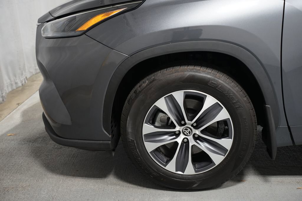 Certified 2024 Toyota Highlander XLE image 5