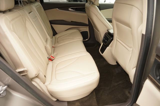 Used 2016 Lincoln MKX Reserve w/ Technology Package FWD image 16