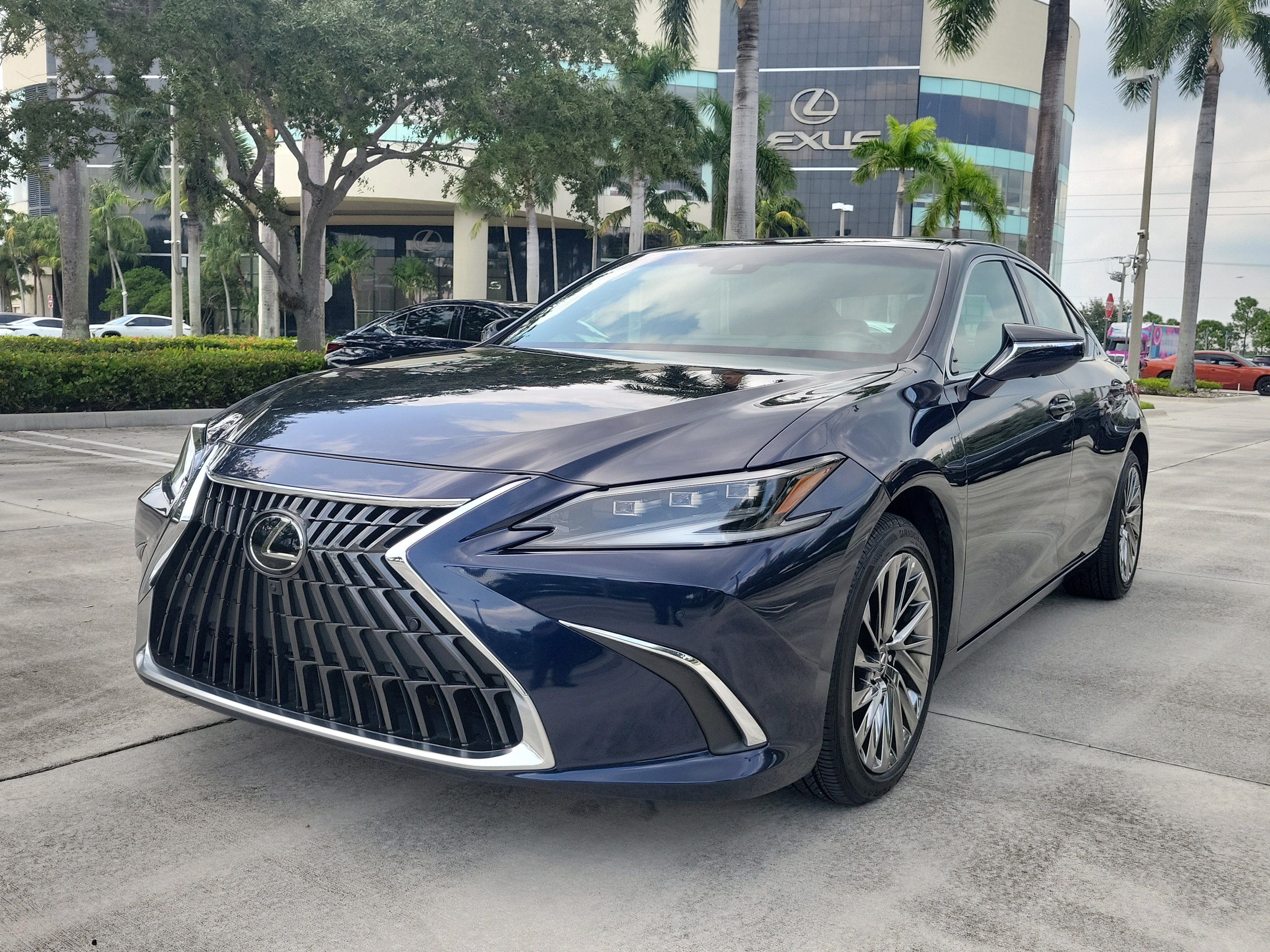 Used 2025 Lexus ES 250 w/ Luxury Package AWD/4WD image 4