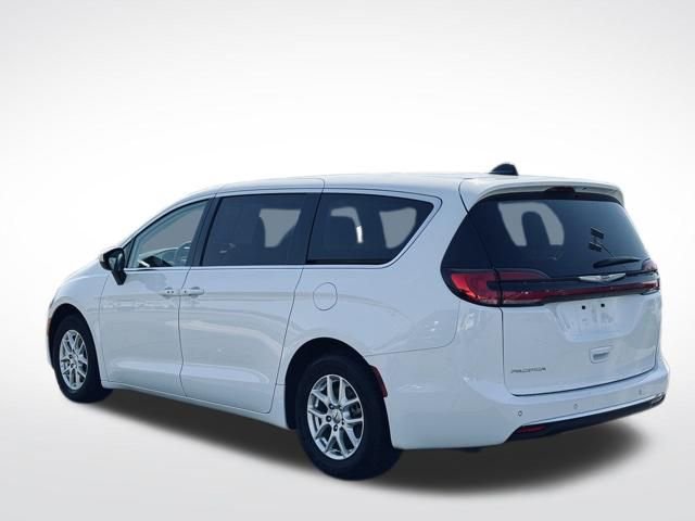Used 2024 Chrysler Pacifica Touring-L FWD image 9