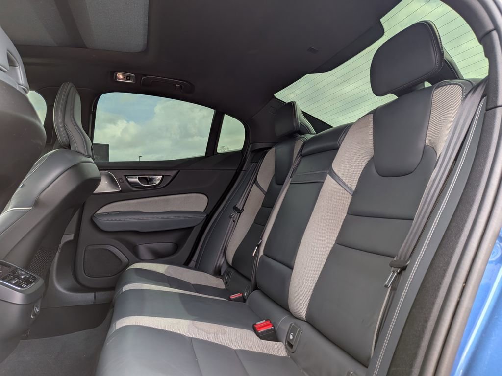 Used 2020 Volvo S60 T6 R-Design image 27