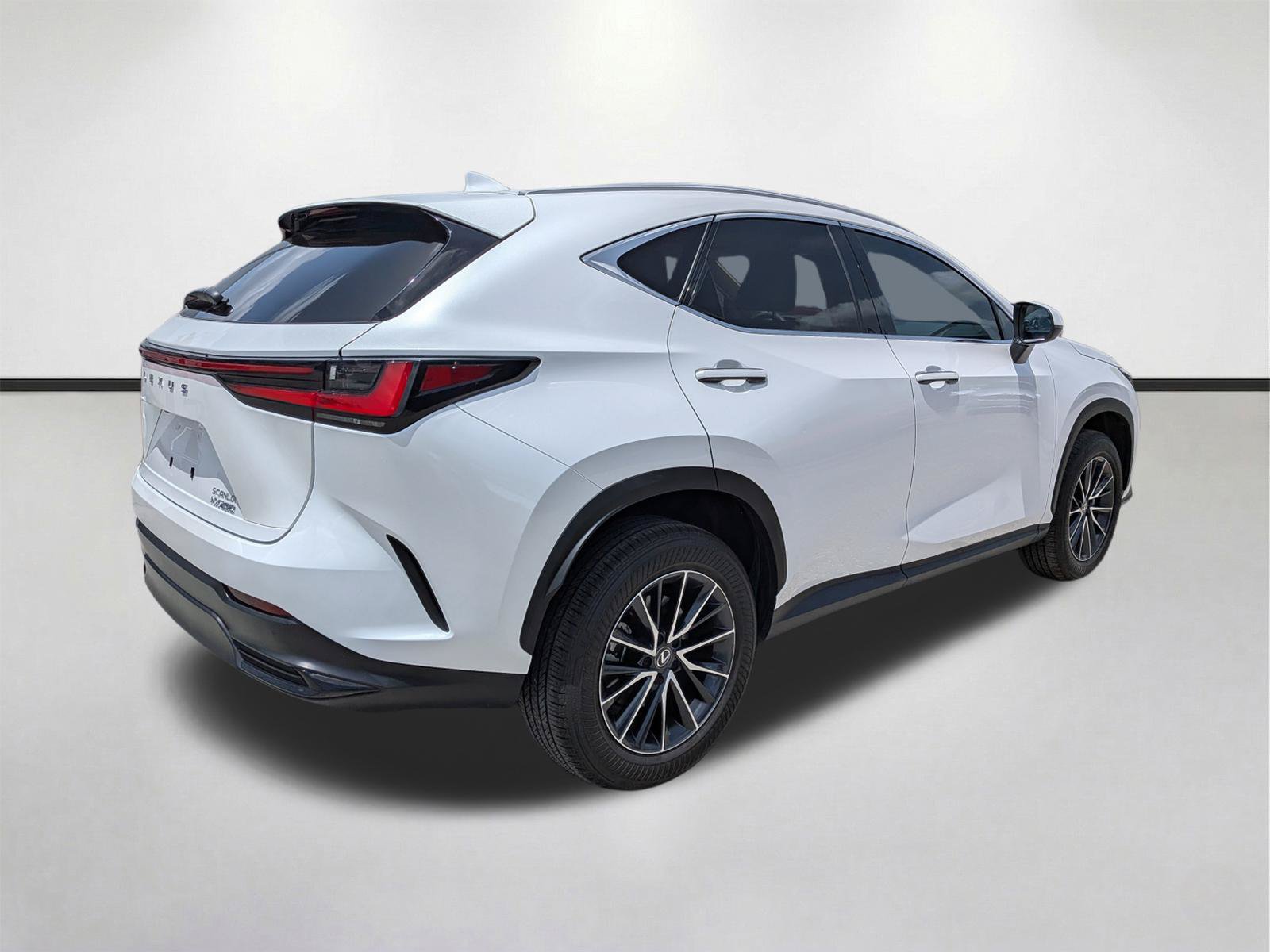 Used 2024 Lexus NX 250 FWD w/ Towing Package (2000 Lbs) image 4