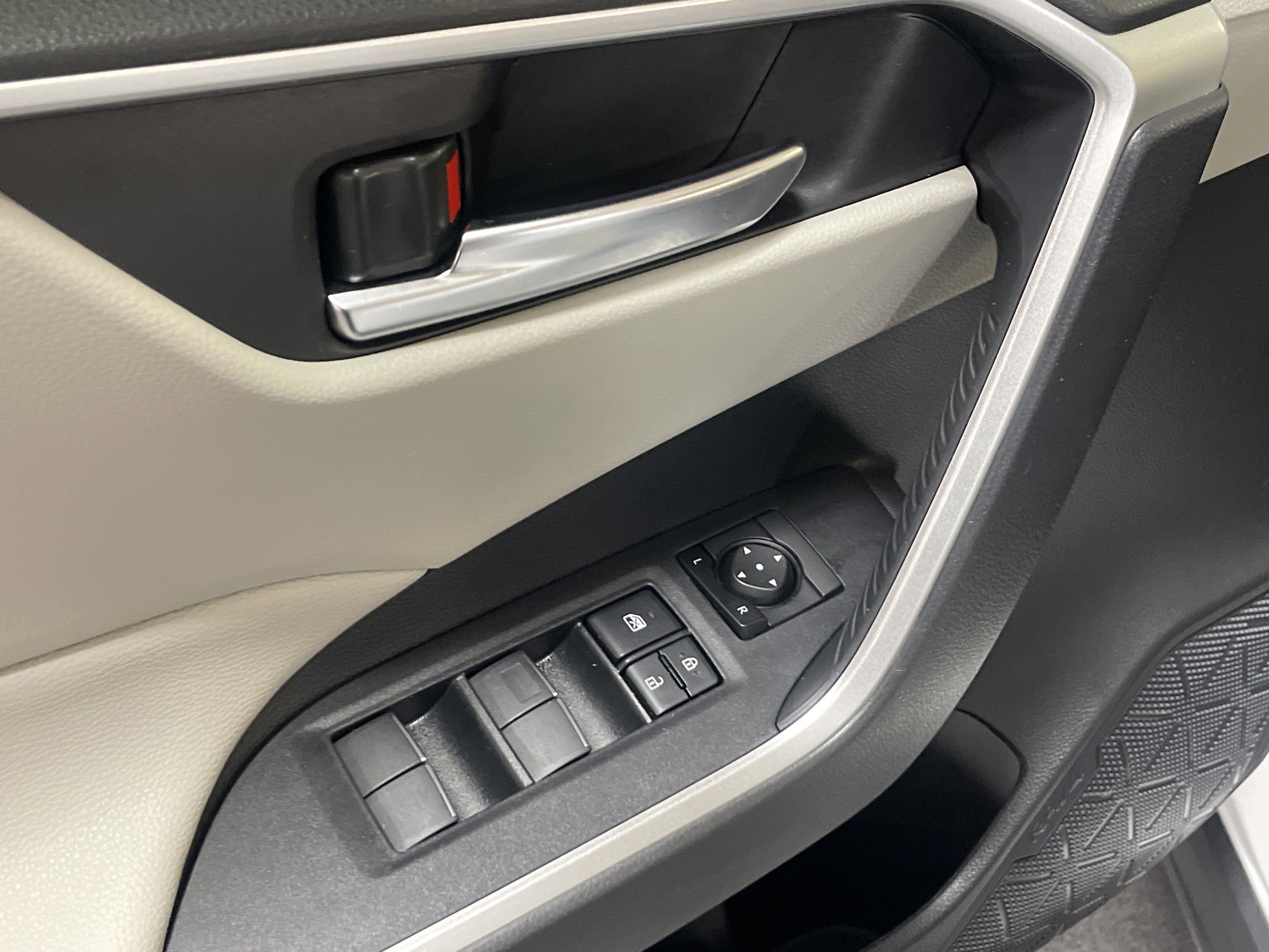 Used 2025 Toyota RAV4 XLE image 15