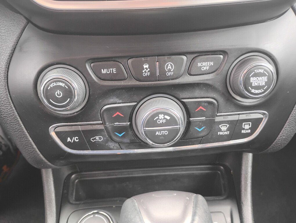 Used 2019 Jeep Cherokee Limited AWD/4WD image 20