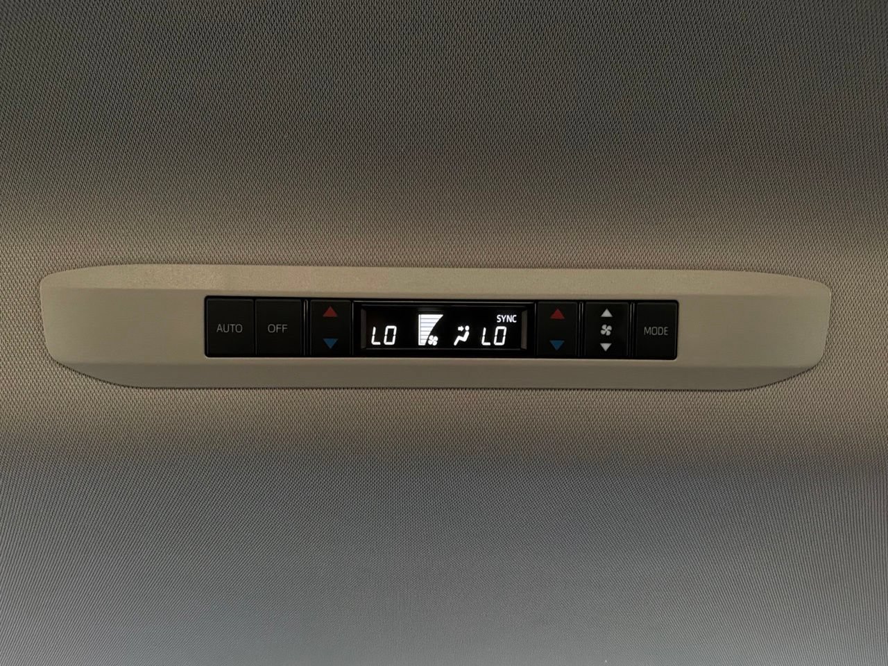 Used 2025 Toyota Sienna XLE FWD image 15