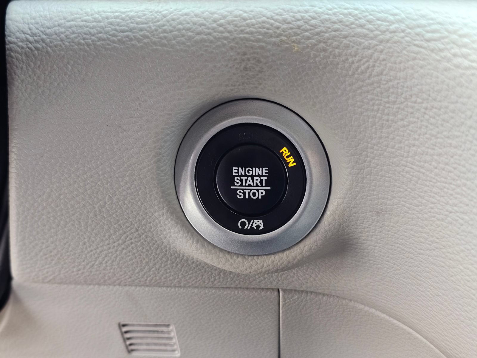 Used 2024 Chrysler Pacifica Limited FWD image 16