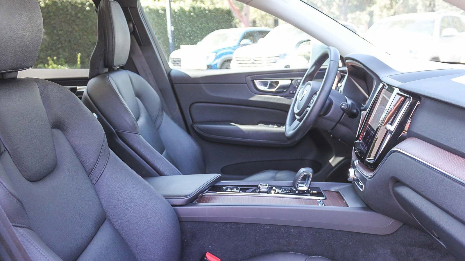 Used 2023 Volvo XC60 B5 Plus w/ Protection Package Premier image 17