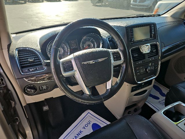 Used 2014 Chrysler Town & Country Touring-L image 9