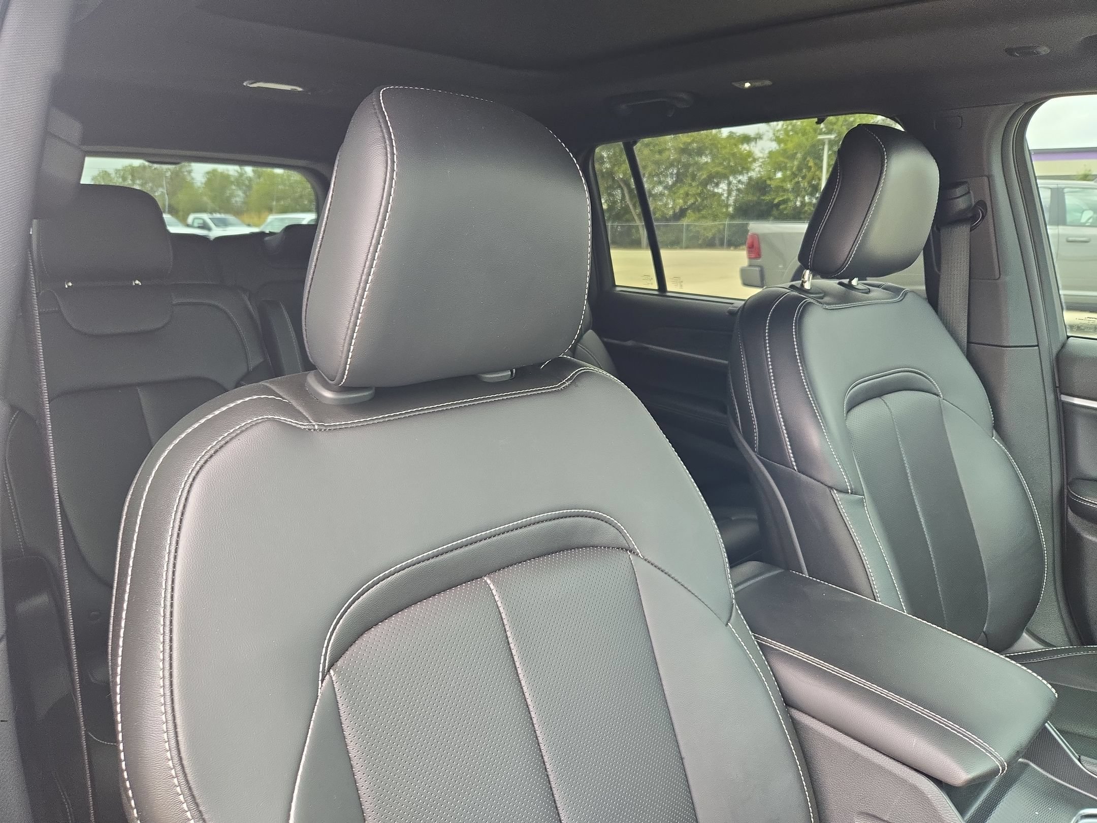 Used 2025 Jeep Grand Cherokee L Limited w/ Luxury Tech Group II RWD image 30