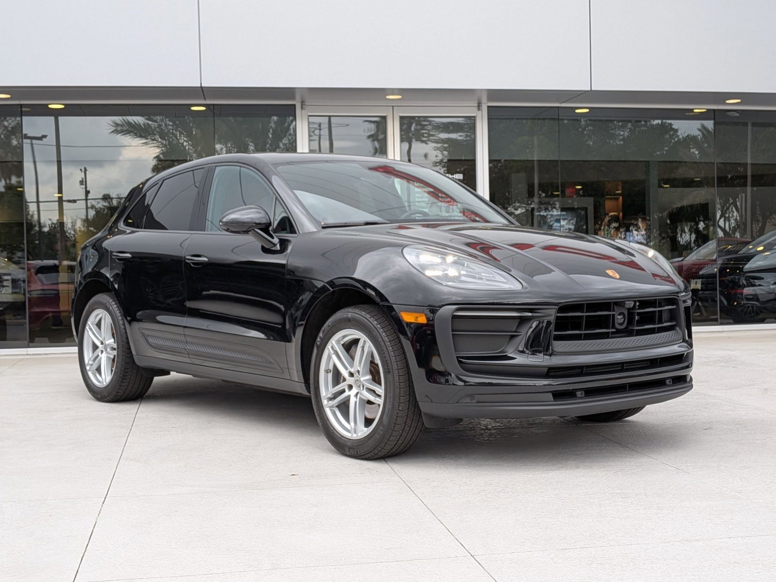 Certified 2025 Porsche Macan AWD/4WD image 7