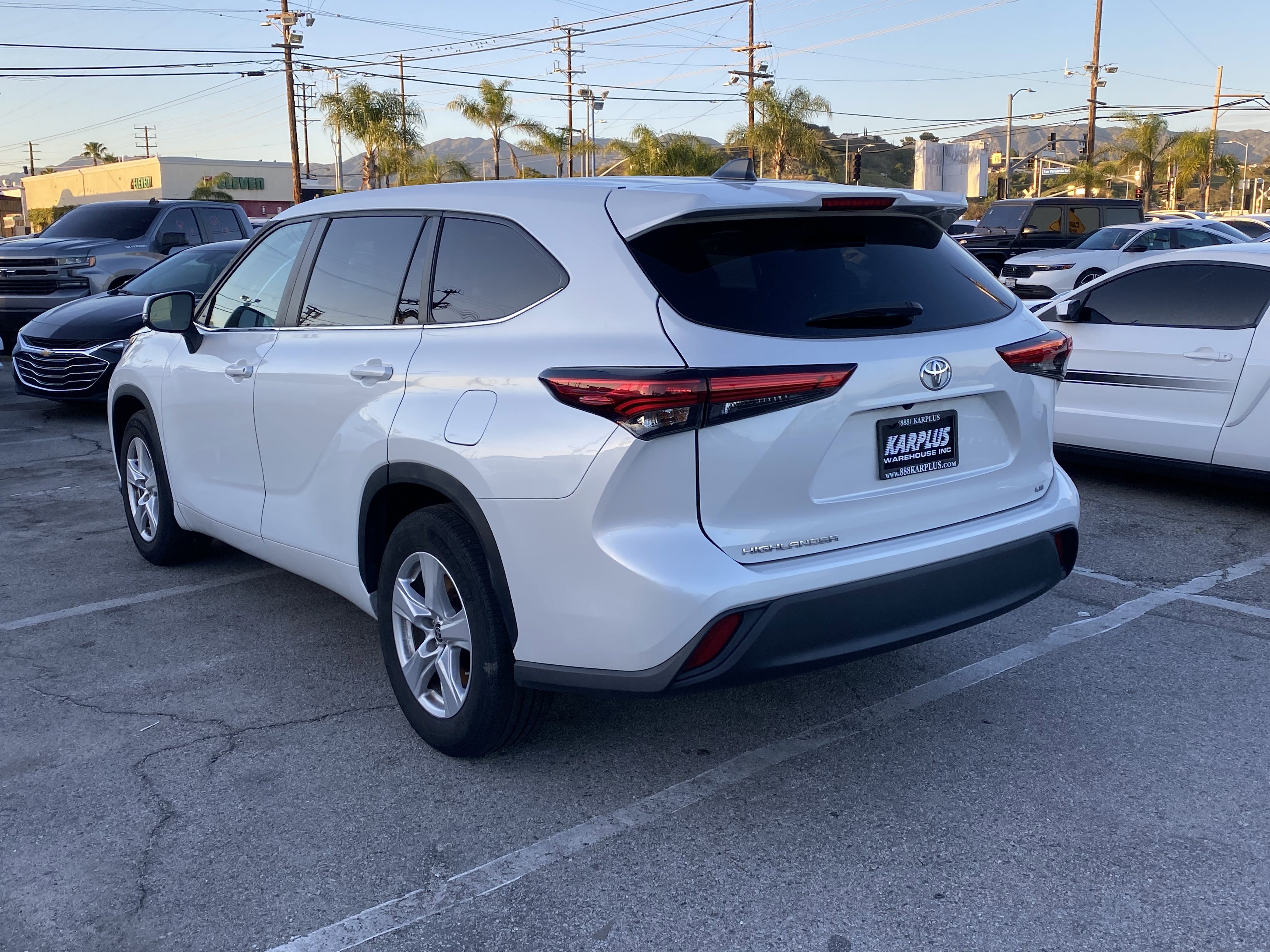 Used 2022 Toyota Highlander LE FWD image 10
