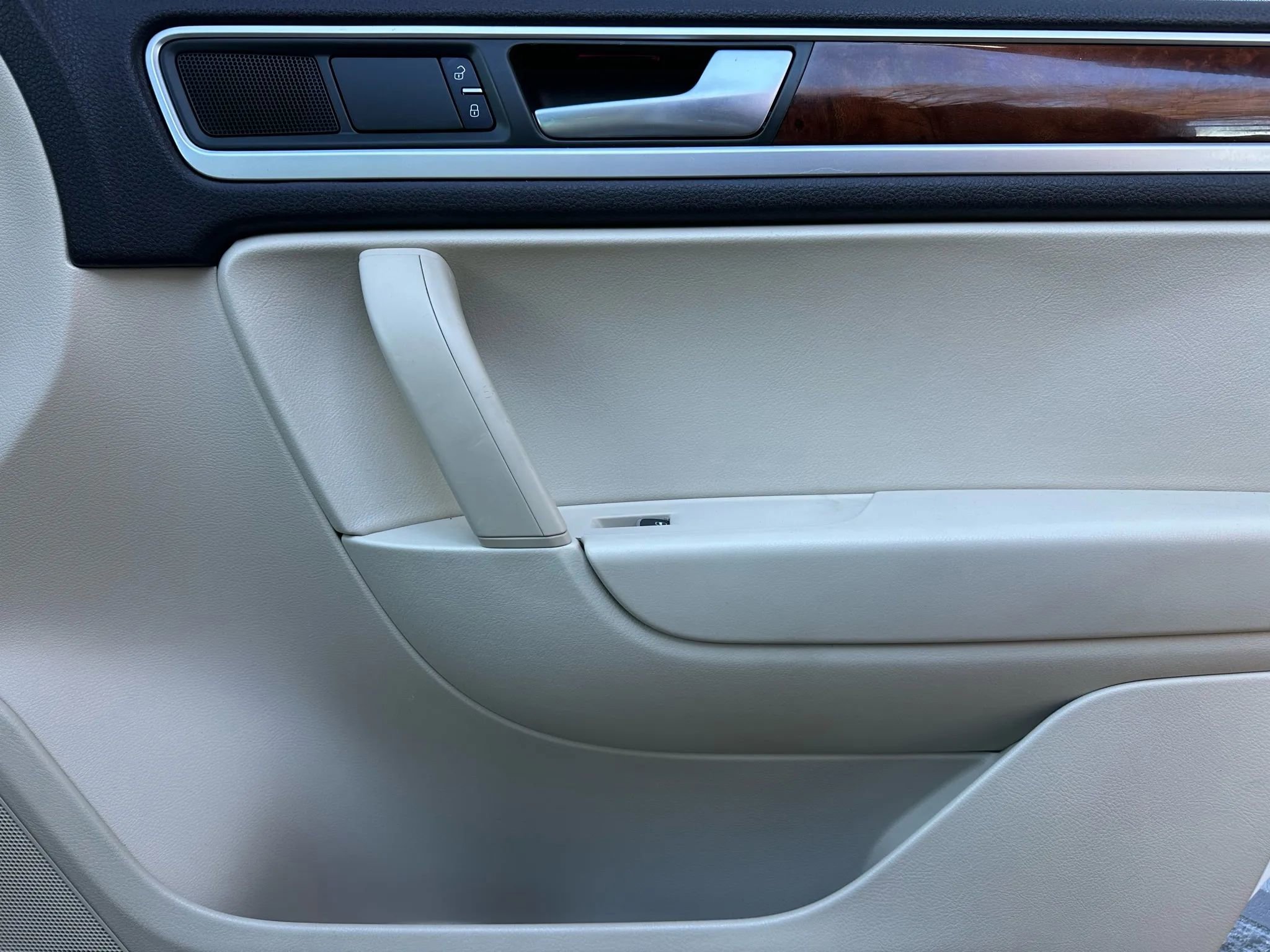 Used 2013 Volkswagen Touareg Sport image 15