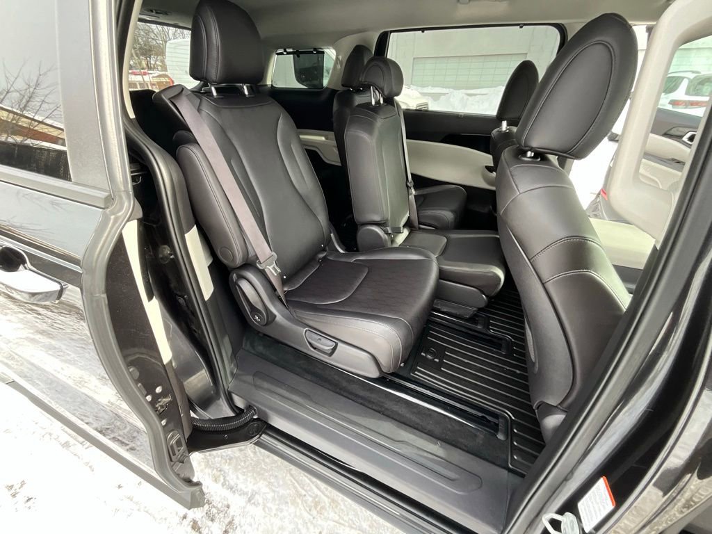 Used 2024 Kia Carnival EX image 30