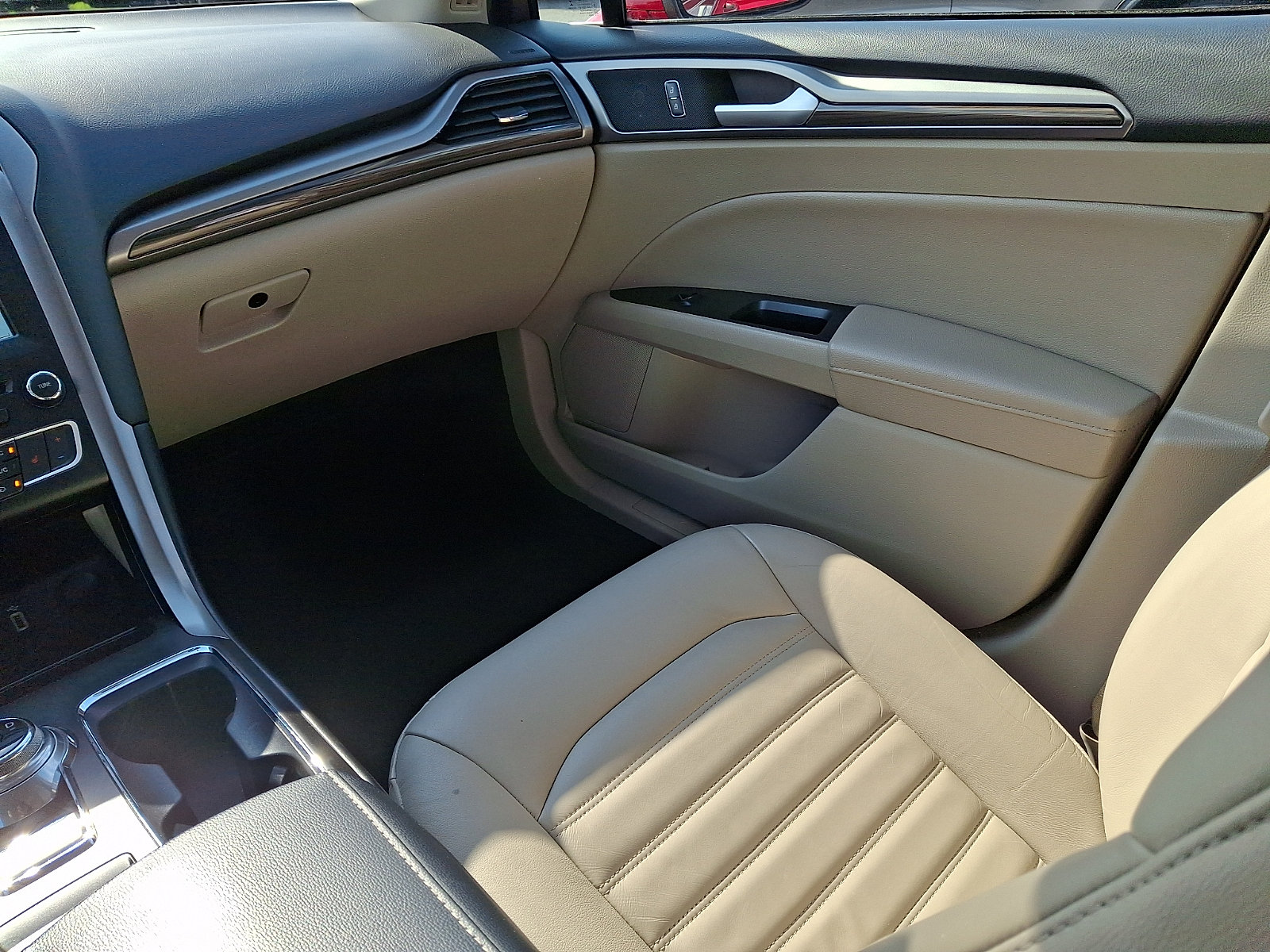 Certified 2018 Ford Fusion SE w/ Fusion SE Technology Package FWD image 15