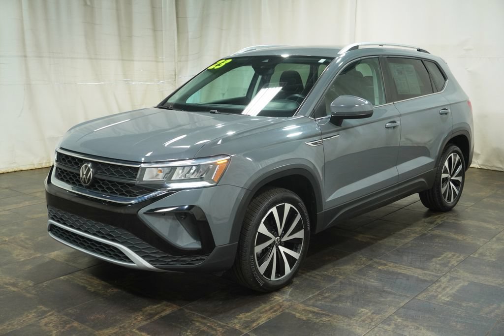 Used 2023 Volkswagen Taos SE FWD image 2