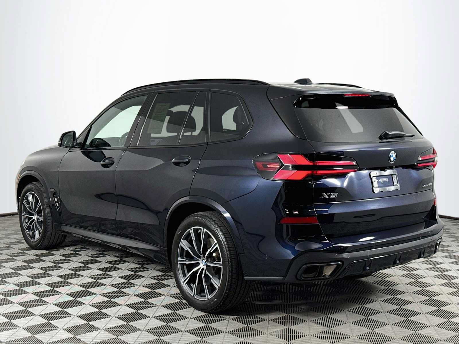 Used 2024 BMW X5 xDrive40i w/ M Sport Package AWD/4WD image 7