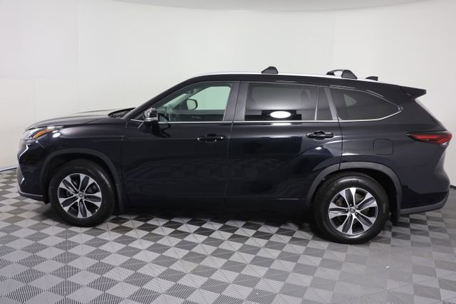 Used 2024 Toyota Highlander XLE AWD/4WD image 5
