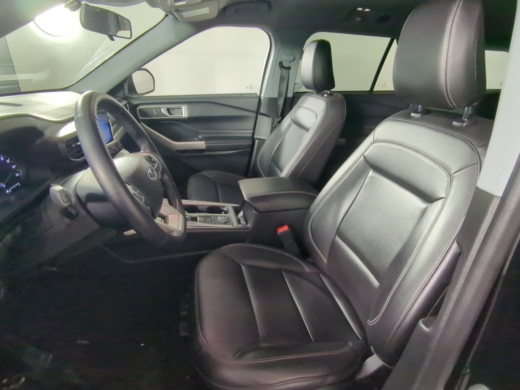 Certified 2022 Ford Explorer XLT w/ Equipment Group 202A image 4