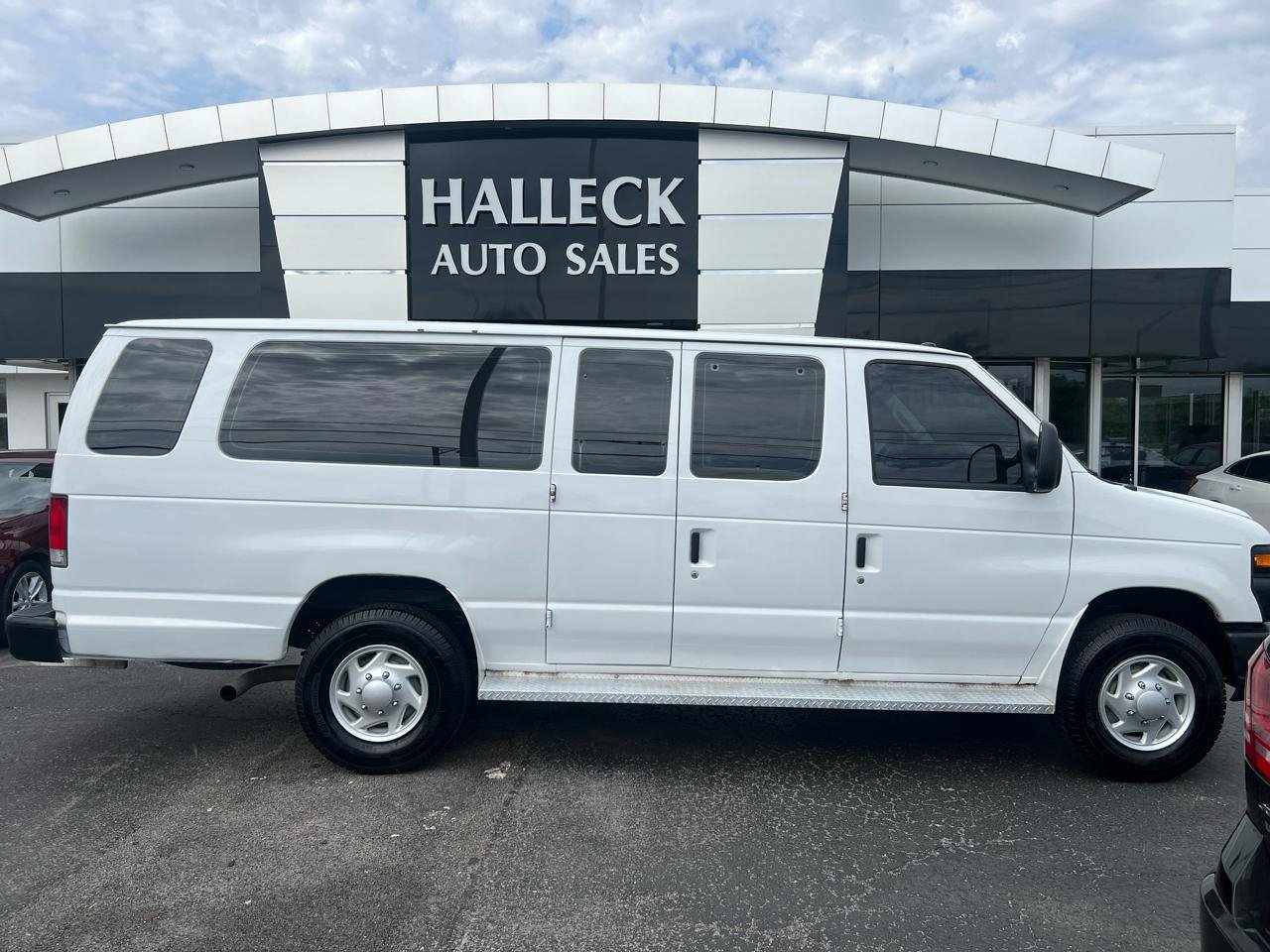 Used 2014 Ford E-350 and Econoline 350 Extended Super Duty RWD image 1