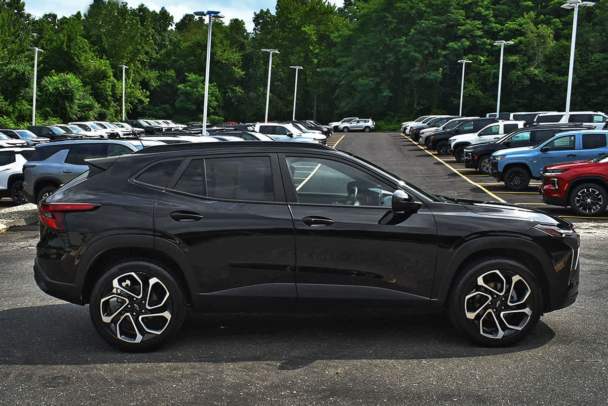 Used 2024 Chevrolet Trax RS w/ Sunroof Package FWD image 6
