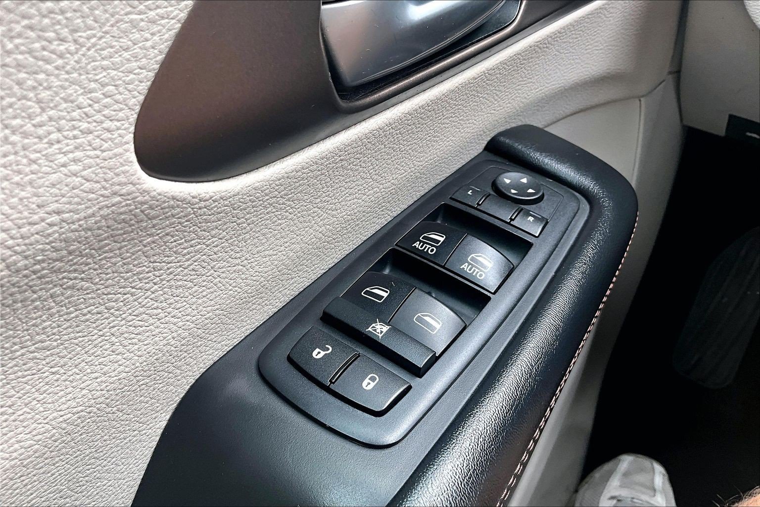 Used 2017 Chrysler Pacifica Touring-L FWD image 33