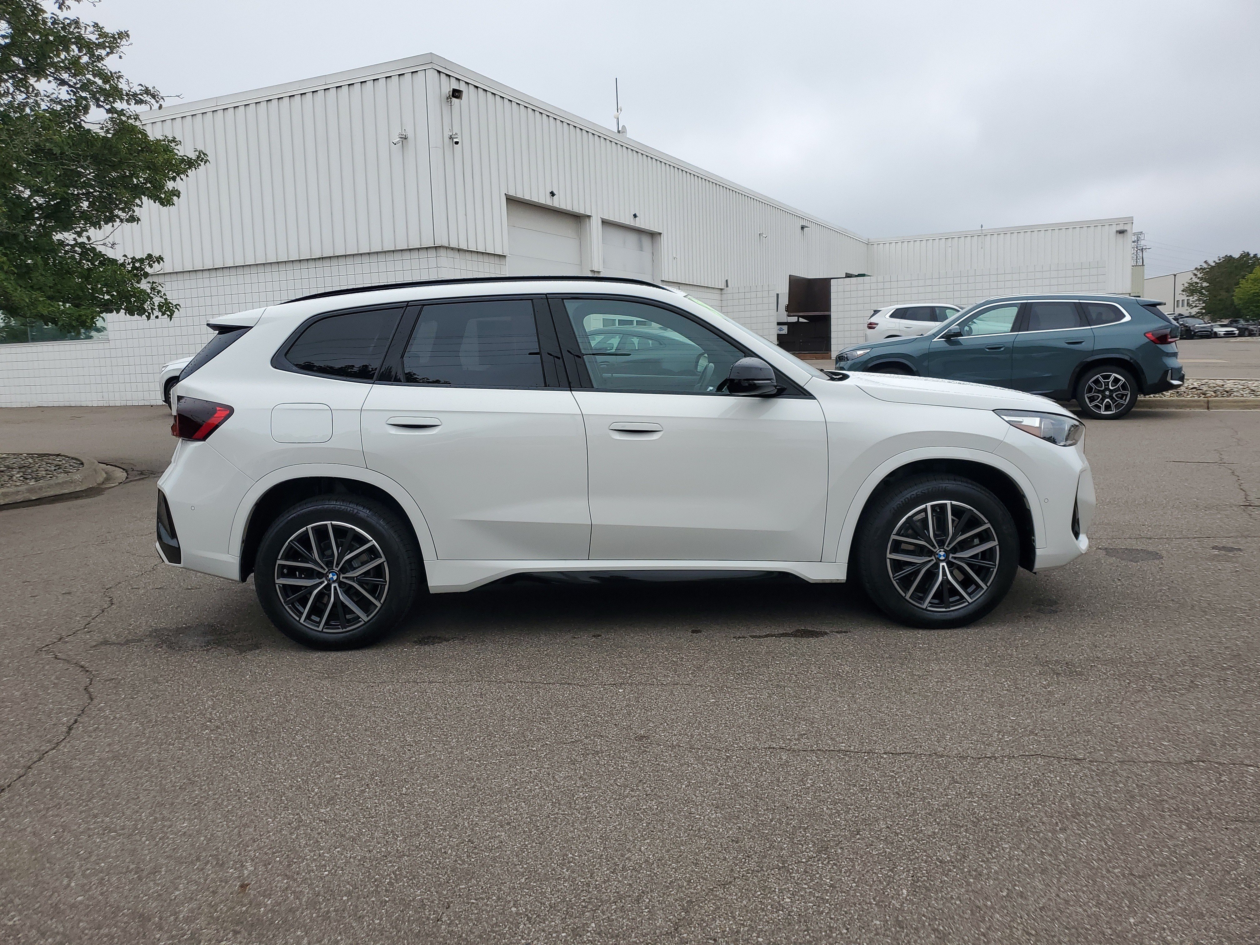 Used 2023 BMW X1 xDrive28i w/ M Sport Package AWD/4WD image 6