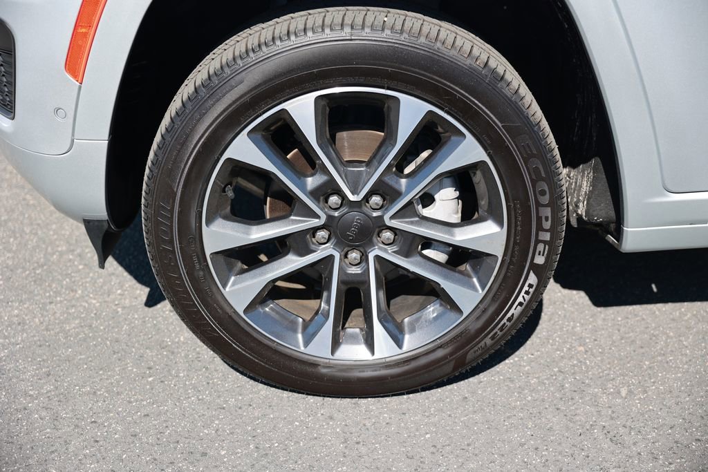 Used 2023 Jeep Grand Cherokee Overland RWD image 12