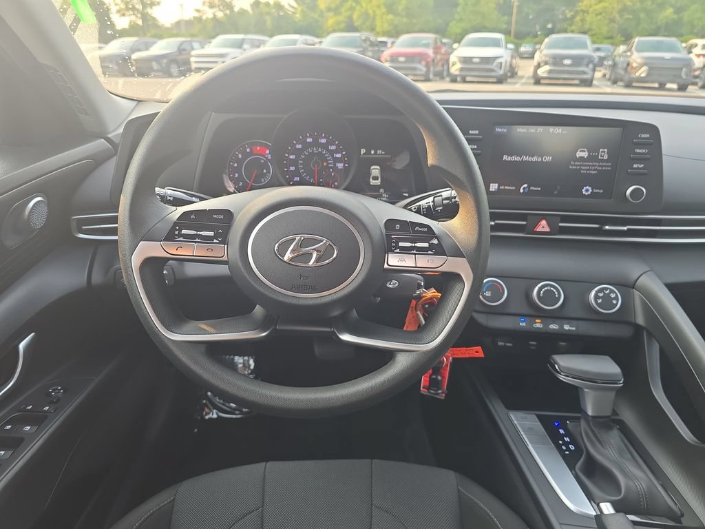 Used 2023 Hyundai Elantra SE FWD image 16