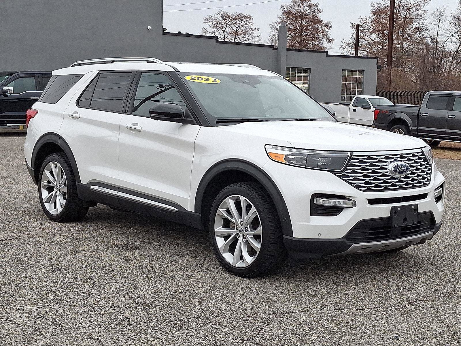 Used 2023 Ford Explorer Platinum w/ Technology Package image 3