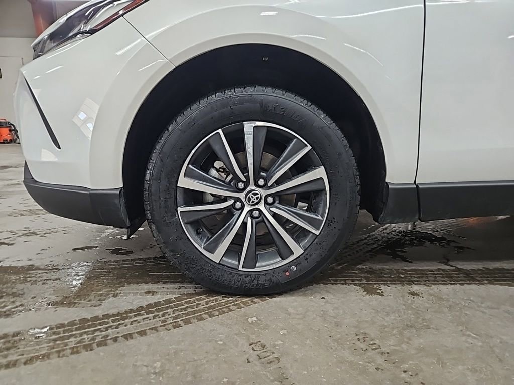 Used 2023 Toyota Venza LE image 9