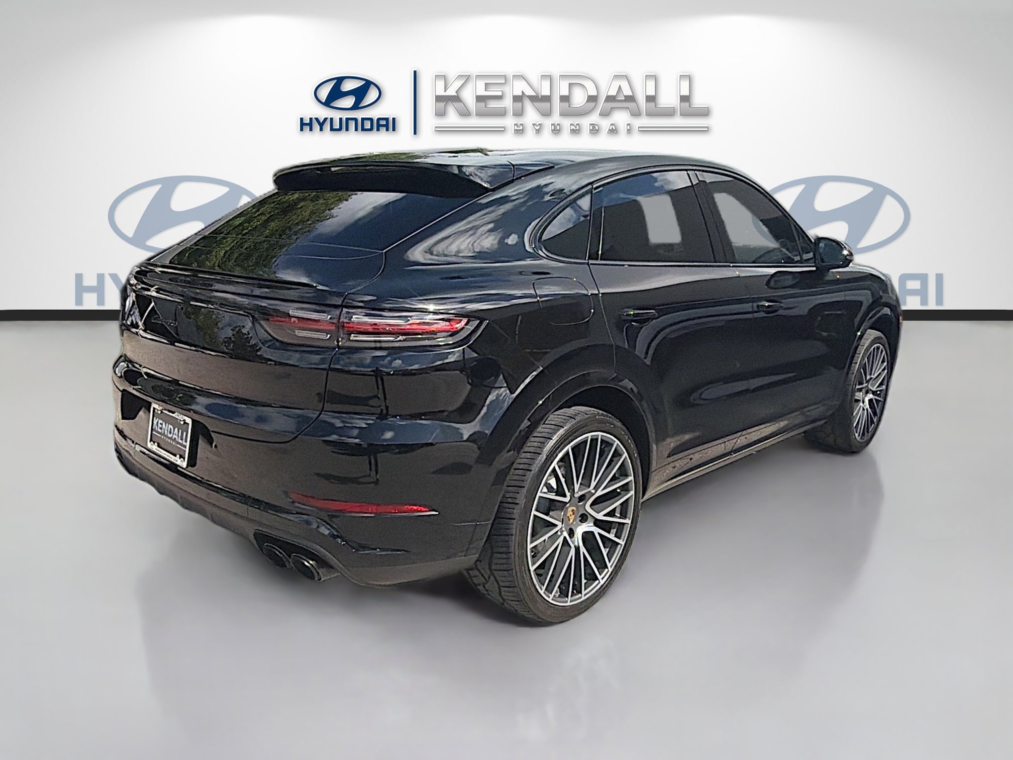Used 2023 Porsche Cayenne Platinum Edition image 6
