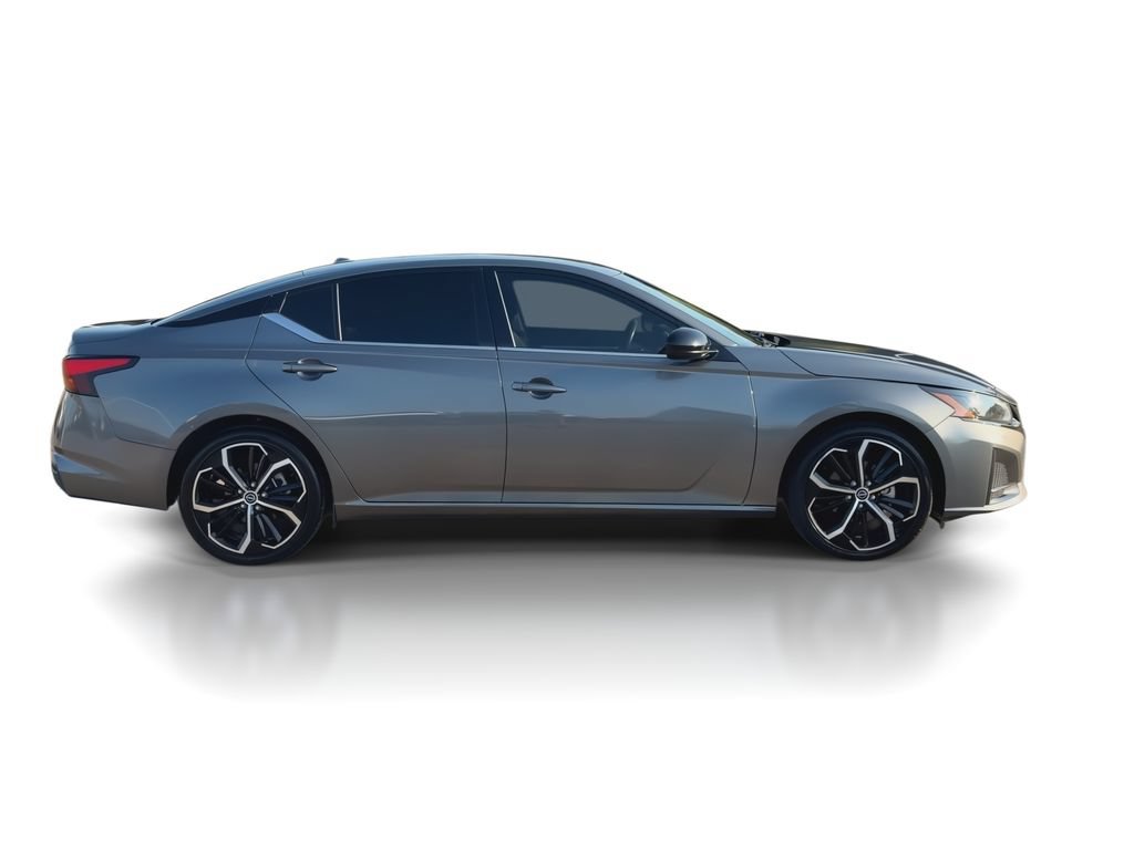 Used 2023 Nissan Altima 2.5 SR FWD image 9