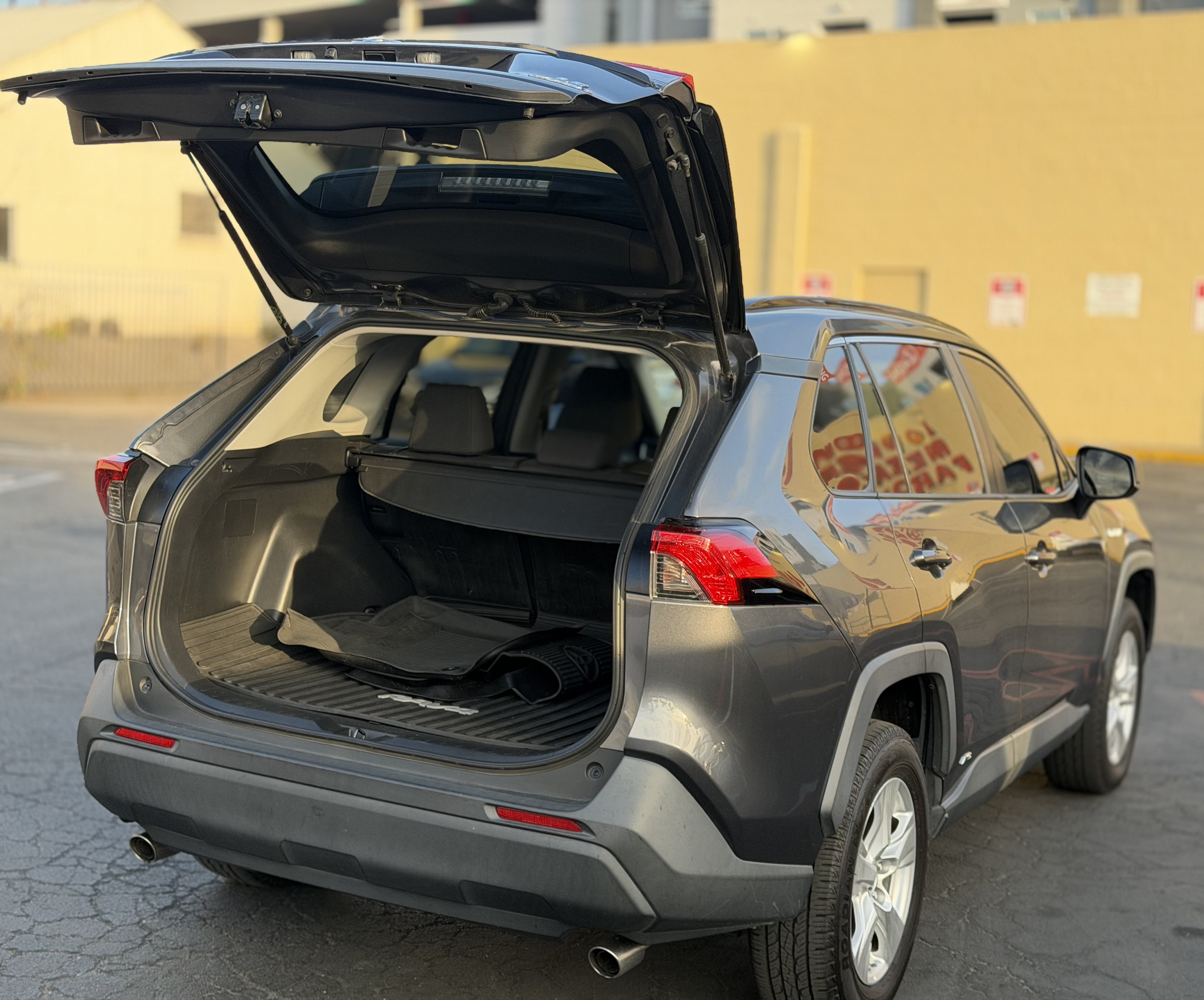 Used 2021 Toyota RAV4 LE AWD/4WD image 14