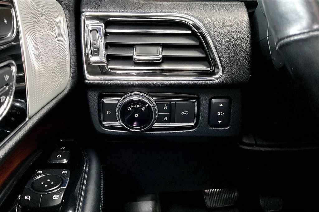 Used 2019 Lincoln Navigator Reserve AWD/4WD image 16