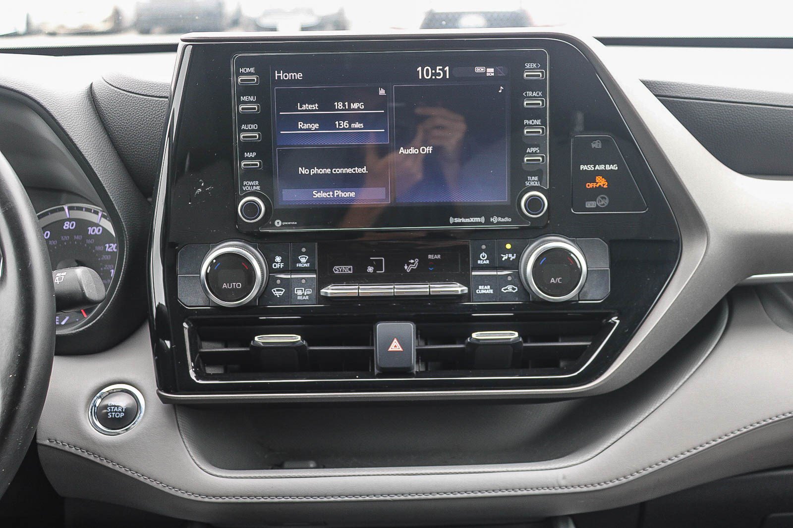 Used 2022 Toyota Highlander LE FWD image 14
