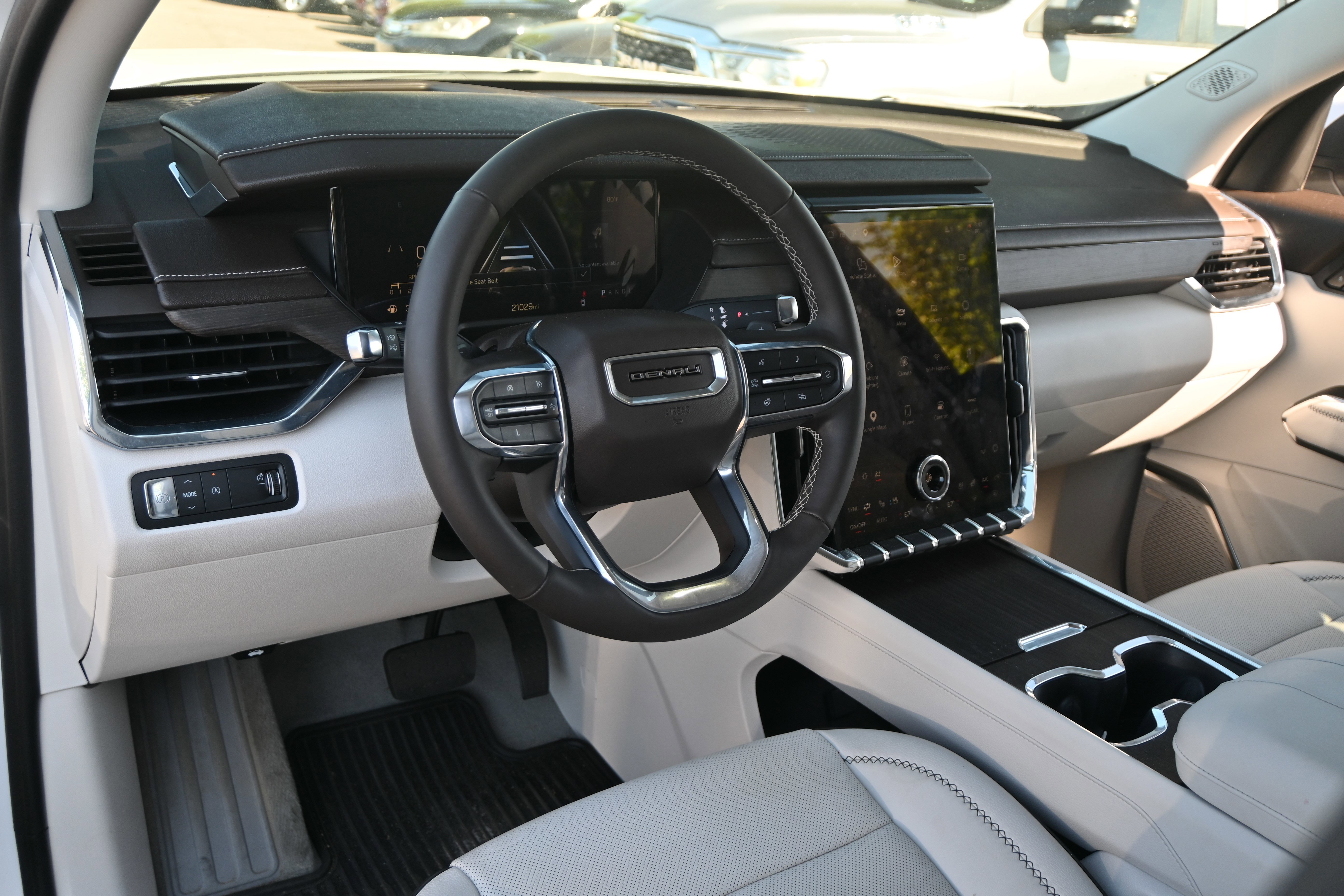 Used 2024 GMC Acadia Denali image 3