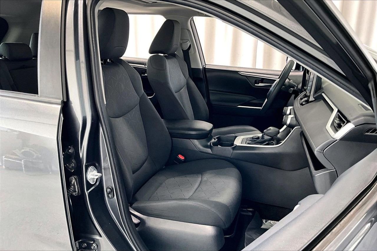 Used 2021 Toyota RAV4 XLE w/ Convenience Package image 6