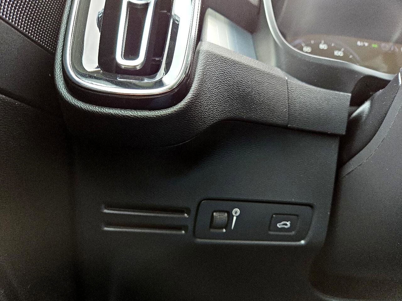 Used 2021 Volvo XC40 T4 Momentum image 25