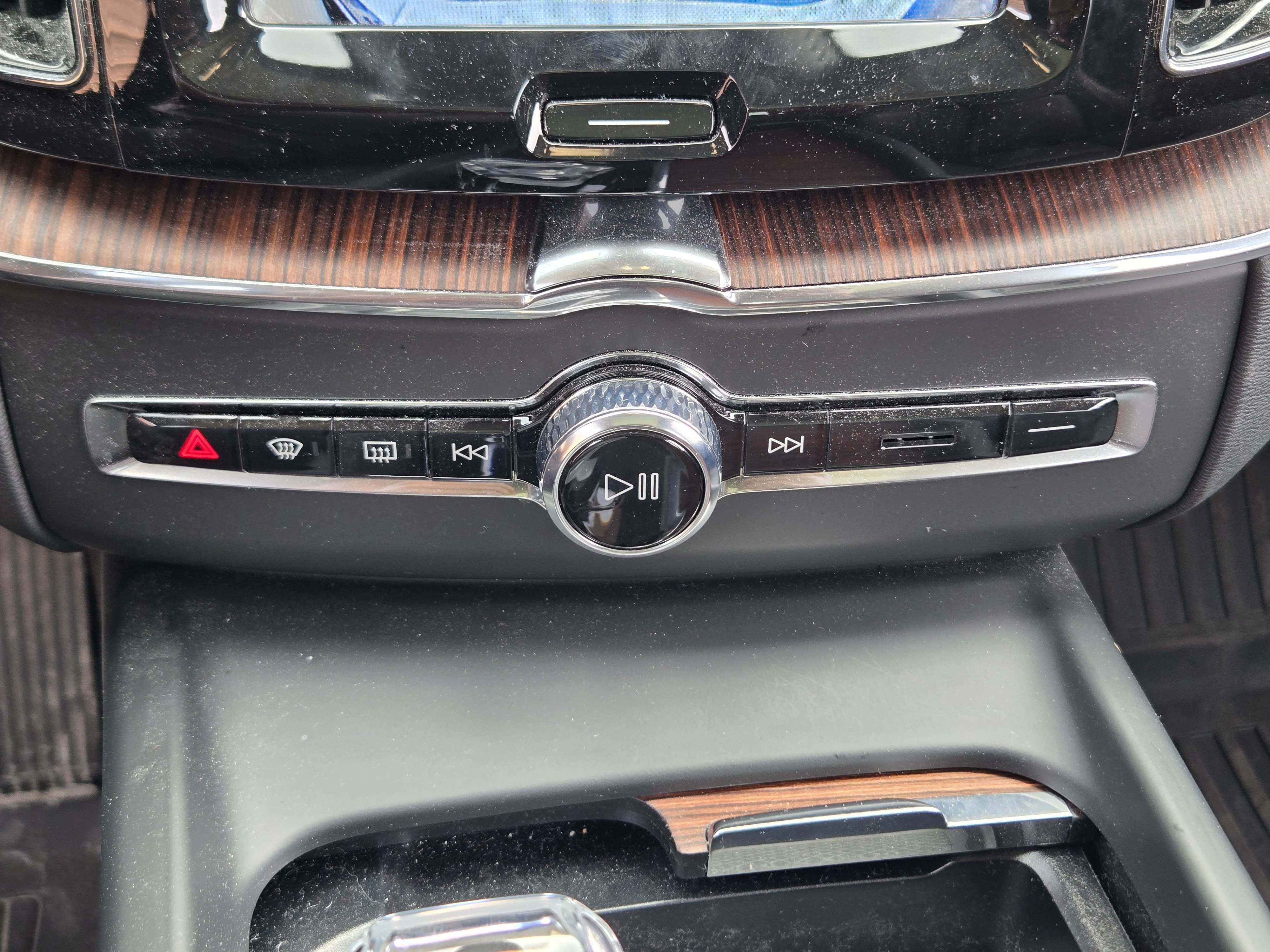 Used 2024 Volvo XC60 T8 Ultimate w/ Climate Package AWD/4WD image 39