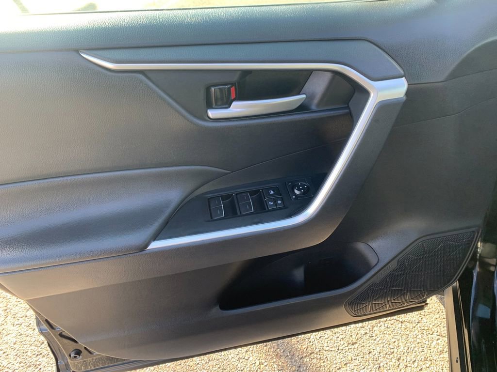 Used 2025 Toyota RAV4 XLE AWD/4WD image 12
